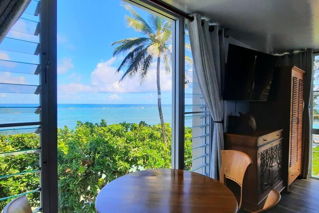 Breezy Beachfront Bali-Style Haven 180 Degree Oceanview Hau'ula Esterno foto